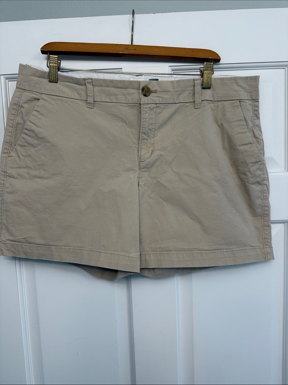 Old Navy Women’s Tan Flat-Front Shorts Size 14